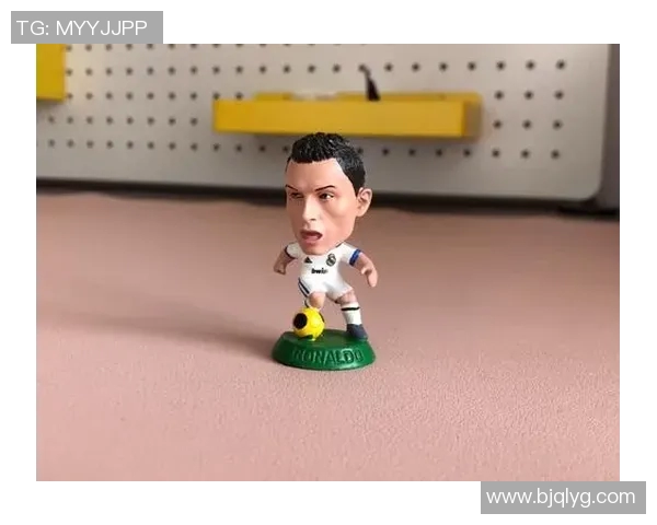足球明星玩偶挂件的独特魅力与收藏价值解析